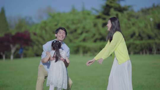 温馨的一家三口草地游玩