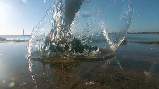 一脚踩到水上溅起水花慢动作升格拍摄