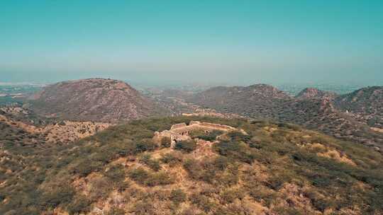 山顶有一座小建筑的小山鸟瞰图