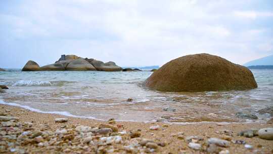 海南三亚海边海浪拍打礁石