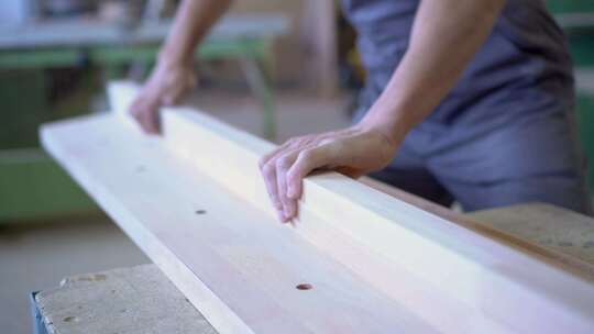 作物工匠打磨木板