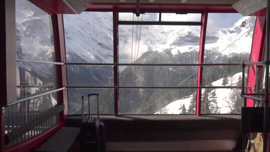 乘坐缆车到达瑞士的高山滑雪胜地