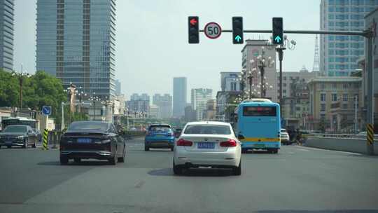 汽车行驶在城市道路车流交通车辆车窗外风景