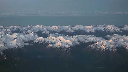 从飞机上看雪山