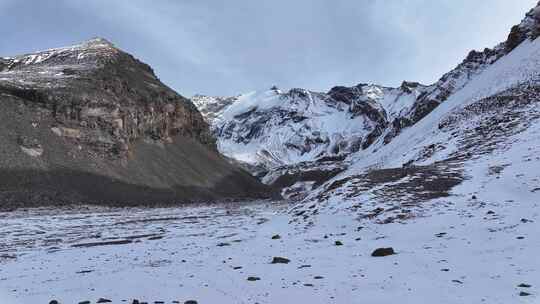 航拍四川岷山山脉主峰雪宝顶雪山风光