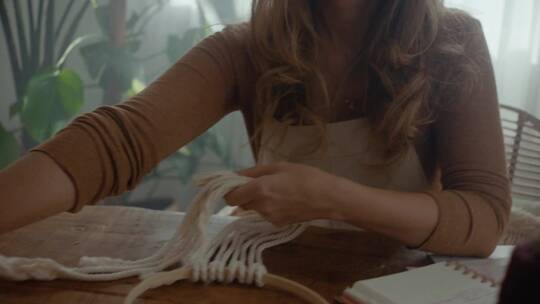 女孩在做针织手工