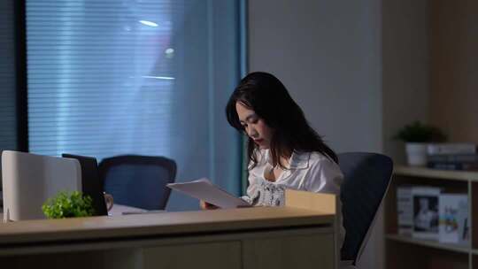 女性公司深夜加班场景