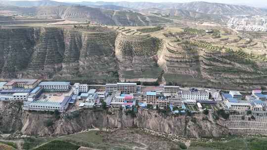 西北高原大山沟壑中的居民居住地航拍