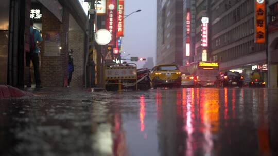 夜幕下降雨的公路景观