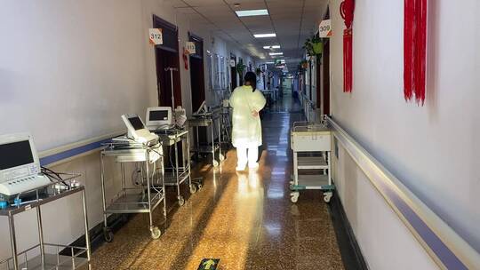 产妇孕妇在医院里走路疼痛不适