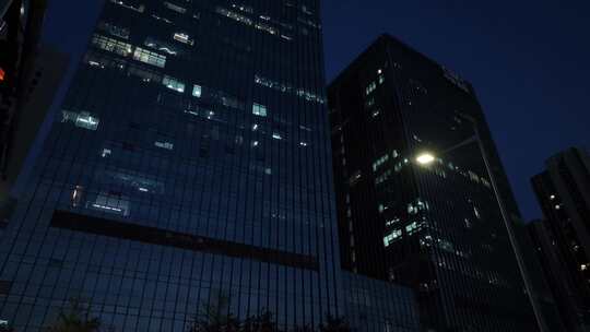 高楼大厦夜晚办公室加班开会