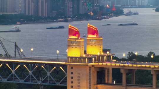 南京长江大桥亮灯日转夜延时摄影