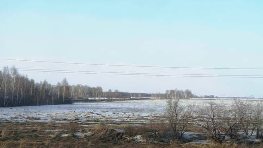 冬田被雪覆盖的田野