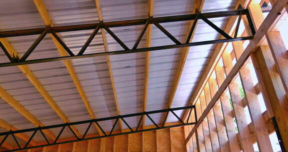 大型仓库机库钢框架施工中的木梁