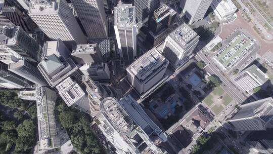 俯视香港CBD发达的现代商务建筑道路交通