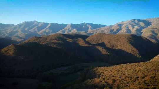 连绵起伏的山脉全景