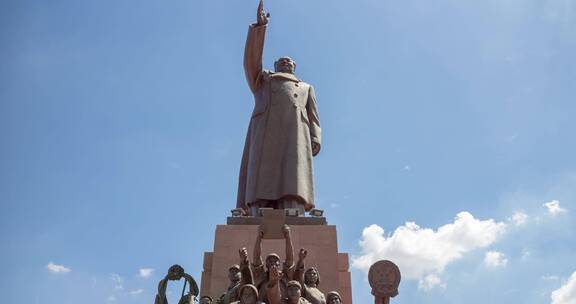 中山广场雕像前仰