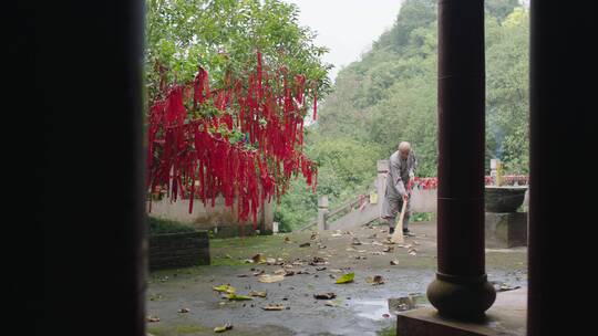 华龙寺和尚扫地视频素材模板下载