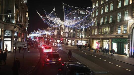 圣诞节路过伦敦一条挂满圣诞彩灯的街视频素材模板下载