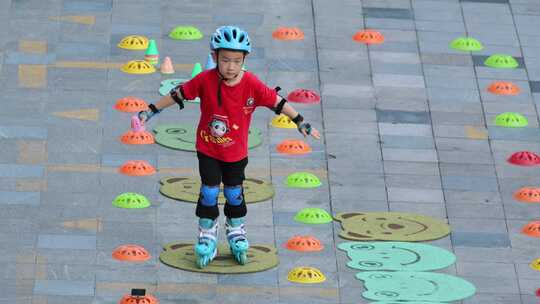 旱冰鞋 小孩 小孩子 学习旱冰鞋