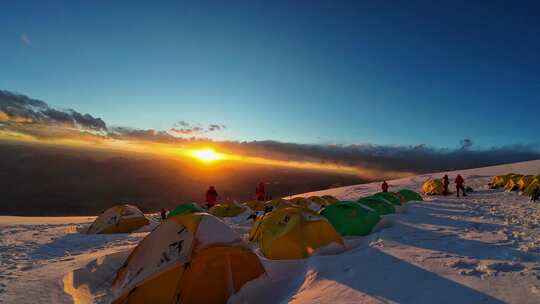 慕士塔格峰雪山攀登者C2营地日落延时风光