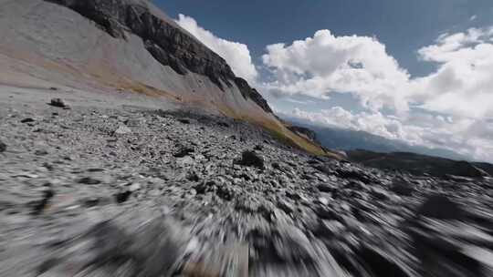 4kfpv航拍冰川遗迹险峻的山顶俯冲向下