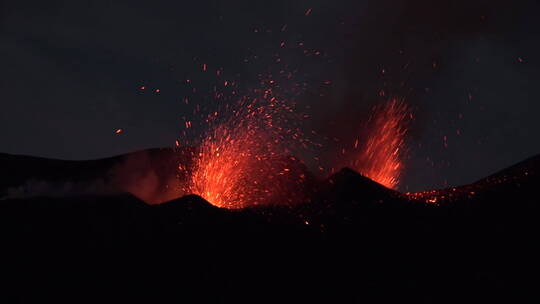 佛得角火山在晚上喷发