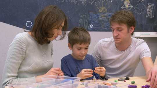 有趣、有创造力——孩子和他的年轻老师一起学习橡皮泥模型
