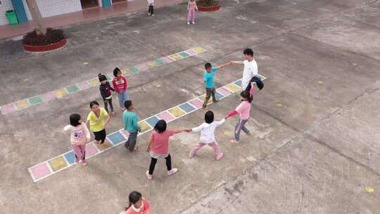 儿童在校园内玩跳房子游戏