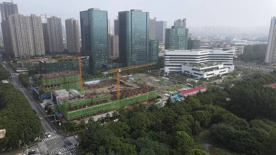 上海建筑工地暴雨建筑工地积水4K航拍