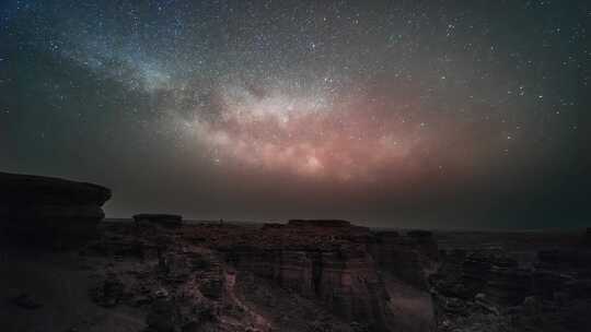 戈壁雅丹的银河星空延时