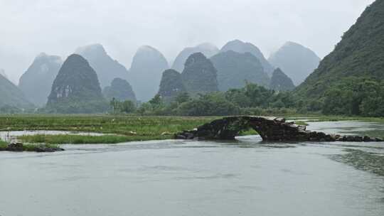 有石桥的山水风景