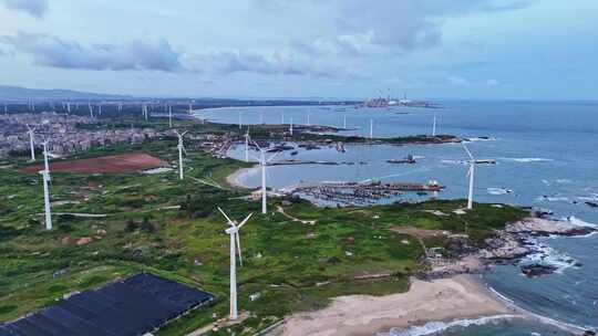 海岸线上风力发电机海岸风景