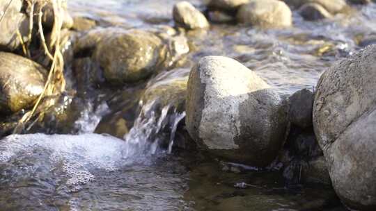 水 小溪 流动 河流 蜿蜒 清澈