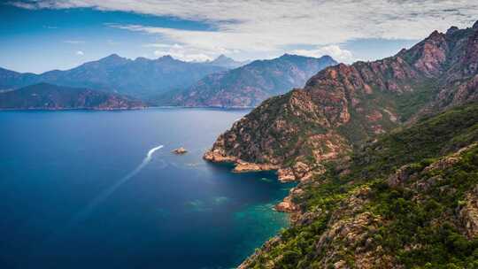 科西嘉岛美丽河流和山丘的鸟瞰图，超延时高清在线视频素材下载