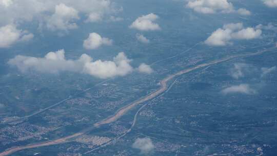 飞机上看窗外平原河流