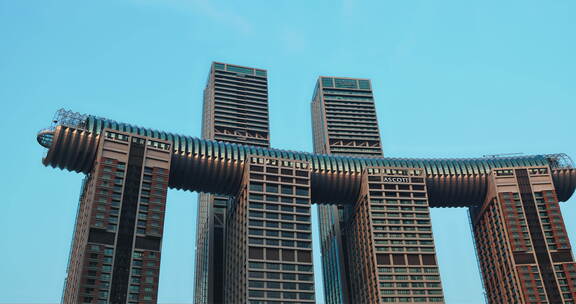 蔚蓝天空下飞机飞过重庆市来福士大厦的上空