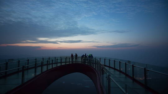 东部华侨城玻璃桥看日出的人延时