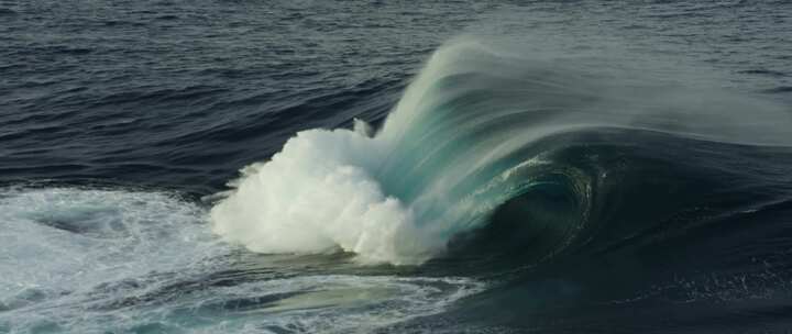大海巨大的海浪翻滚浪花升格慢镜头