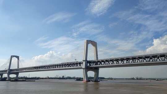 延时拍摄长江上的大桥和繁忙的水运视频素材模板下载