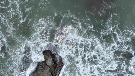 海浪俯拍海水拍打礁石特写浪花岩石潮水波浪