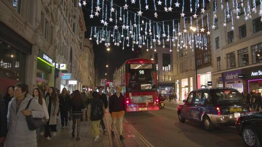 伦敦英国街商店的圣诞灯饰夜景视频素材模板下载