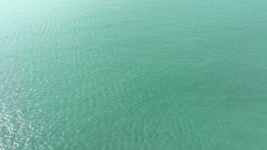 飞越海面俯拍水面波光粼粼俯瞰飞过湖面绿水