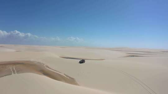 巴西标志性的雨水湖和沙丘。Lencois Maranhens巴西。