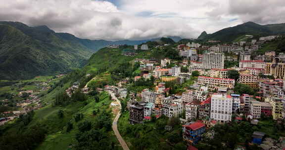 越南北部老街郁郁葱葱的山区景观中的萨帕风