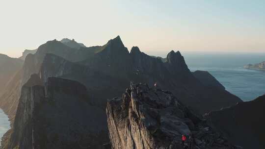 人们走在靠近海洋天线的岩石山顶上