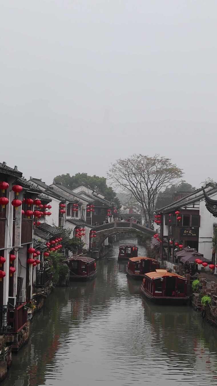 江南水乡古镇河道与船只景象