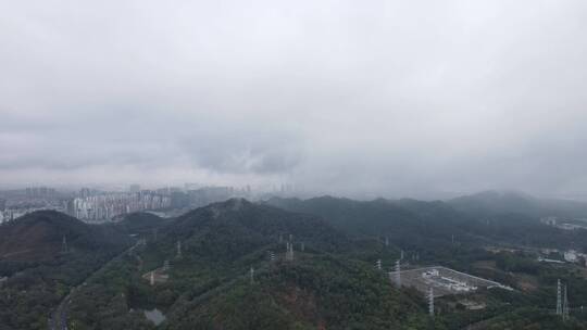 雨后雨雾中的山地