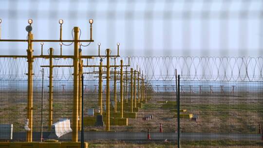 4k高清 飞机滑行降落 信号灯塔