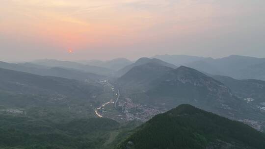 夕阳下的沂蒙山